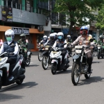 Gubernur Jatim Khofifah Indar Parawansa, Pangdam V Brawijaya Mayjen TNI Suhariyanto, dan Kapolda Irjen Pol Dr. Nico Afinta saat melakukan pengecekan Gereja di Surabaya mengendarai sepeda motor.