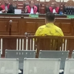 Sekda Andhy Hendro Wijaya ketika menjalani sidang di PN Tipikor Surabaya, Jumat (21/2). foto: ist.