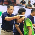 Pj Gubernur Jatim, Adhy Karyono saat mengalungkan medali kepada atlet voli muda pada Final Voliga.