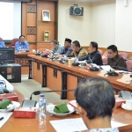 Bupati Sambari didampingi Wabup Qosim dan Ketua DPRD Yani saat rapat koordinasi Kali Lamong. foto: ist.