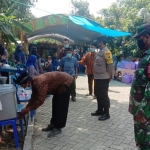 Anggota Babinsa Posramil Pitu saat mengawasi prokes hajatan salah satu warga.