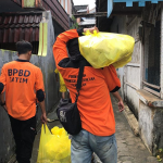 Para relawan saat membantu warga yang terdampak banjir. (foto: ist)