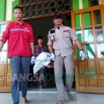 Saat jenazah korban dipulangkan usai dibacakan tahlil. (foto: SOFFAN/ BANGSAONLINE)