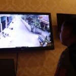 Petugas Lapas Kediri saat memantau CCTV. Foto: Ist