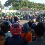 Ratusan buruh pabrik saat menggelar aksi di depan PT. LMI. 