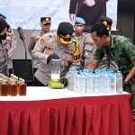 Kapolres Bangkalan AKBP Wiwit Ari Wibisono saat menghancurkan barang bukti narkotika dengan cara diblender.