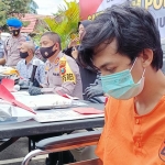 Refi Purnomo, pelaku pembunuhan wanita di bawah umur saat dipamerkan kepada wartawan dalam rilis di Mapolres Kediri Kota, Jumat (5/3). foto: MUJI HARJITA/ BANGSAONLINE