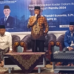 Wakil Ketua MPR RI Yandri Susanto saat menyampaikan sambutan dalam acara konsolidasi Partai Amanat Nasional di Guest House IKHAC Pacet, Mojokerto, Jawa Timur, Ahad (26/3/2023). Tampak Prof Dr KH Asep Saifuddin Chalim, MA (kiri) dan Dr HM Afif Zamroni, Caleg DPR RI dari PAN. Foto: Aris/BANGSAONLINE