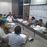 Suasana hearing Komisi III dengan pelaksana proyek revitalisasi Alun-alun Gresik. foto: SYUHUD/BANGSAONLINE