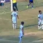 Inilah peristiwa pemukulan yang dilakukan bek Persela Lamongan Viktor Pae terhadap wasit. foto: youtube.com