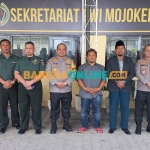 Ketua DPD LDII Kabupaten Mojokerto, Yohan Abdillah (berpeci dan memakai jas), saat foto bersama. Foto: ROCHMAT SAIFUL ARIS/BANGSAONLINE