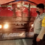 Petugas saat menunjukkan truk Fuso yang mengalami kecelakaan di Jalan Raya Sumenep, Kecamatan Larangan, Kabupaten Pamekasan. 