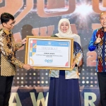 Gubernur Khofifah saat menerima penghargaan dari Kemendikbudristek atas capaian Jawa Timur di ajang Olimpiade Sains Nasional dan Olimpiade Penelitian Siswa Indonesia.