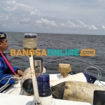 Tim gabungan saat melakukan operasi pencarian korban nelayan dari Pulau Mandangin, Sampang, di hari kedua. Foto : Polairud Polres Sampang/BANGSAONLINE
