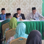 Prof Dr KH Asep Saifuddin Chalim (tengah pakai jas) didampingi Rais Syuriah  PWNU Sulawesi Utara KH Syaban Mauludin (nomor 2 dari kiri) dan beberapa pengurus PWNU Sulut di Kantor PWNU Sulawesi Utara, Sabtu (8/11/2025). Foto: M.Mas