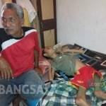 Ardiansyah, hanya bisa berbaring di kamarnya ditemani ayahnya. foto: suwandi/ BANGSAONLINE