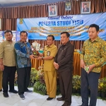 Kepala SMPN 5, Nono Purnomo, didampingi Kepala Disdikbud Kota Mojokerto, Amin Wachid, ketika menerima cendera mata dari kunjungan Pemkab Kulonprogo.