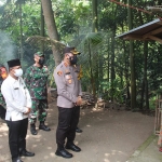 Kapolres Blitar AKBP Leonard M. Sinambela blusukan ke desa-desa untuk melakukan monitoring terhadap warga terkonfirmasi positif Covid-19 yang sedang melakukan isolasi mandiri (isoman). (foto: ist)