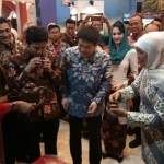 Gubernur Jatim, Khofifah Indar Parawansa, Kepala Disbudpar Jatim Sinarto, Wakil Gubernur Jatim, Emil Elestianto Dardak saat meninjau stan. foto: DEVI/ BANGSAONLINE