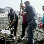 Pj. Wali Kota Mojokerto Ali Kuncoro didampingi Kepala DLH Amin Wachid dan OPD lainnya sedang tanam pohon di area kolam retensi.