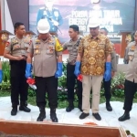 Kapolda Jatim Irjen. Pol. Drs. Luki Hermawan, M.Si. didampingi Wakapolda Brigjen. Pol. Drs. Toni Harmanto, M.H. melakukan peletakan batu pertama pembangunan dan revitalisasi Polda Jatim tahun anggaran 2019.