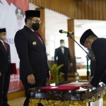 Bupati Kediri Hanindito Himawan Pramana menyaksikan penandatanganan berita acara salah salah satu pejabat yang menempati jabatan baru. Foto: Ist.