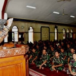 Para prajurit Koarmatim menyimak siraman rohani fari KH Sholeh Sahal di masjid Al-Mahdi, Koarmatim Surabaya. foto: istimewa