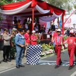 Wali Kota Batu, Nurochman saat memberangkatkan peserta gerak jalan