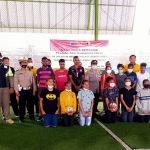 Anggota Polres Kediri Kota bersama pelajar dan mahasiswa Papua foto barang sebelum pertandingan dimulai. (foto: ist.)