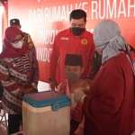 Kepala BIN Daerah Jatim Marsma TNI Rudy Iskandar saat meninjau vaksinasi Covid-19 di Desa Pojok Kecamatan Ponggok.