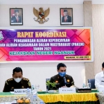 Kejari Nganjuk Nophy Tennophero Suoth, S.H., M.H. saat memimpin rakor bersama Tim Pakem Kabupaten Nganjuk. foto: Bambang/ BANGSAONLINE.com