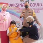 Polres Blitar menggelar vaksinasi anak usia 6-11 tahun di mapolres setempat dengan menyasar siswa taman kanak-kanak (TK), Rabu (29/12/2021). 