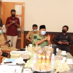 Wali Kota Gus Ipul dan Wawali Mas Adi menggelar rapat koordinasi (rakor) mengenai agenda, strategi, dan sasaran dari Program Kotaku bersama Pokja Perumahan dan Kawasan Permukiman Tahun 2021.