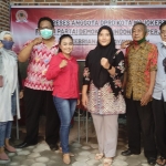 Febrina Meldyawati (berjilbab) saat foto bersama Ketua Fraksi PDIP DPRD Kota Mojokerto, Ery Purwanti, dan tokoh masyarakat Kranggan. Foto: YUDI EKO PURNOMO/ BANGSAONLINE