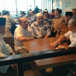 Menteri Perdangan RI Zulkifli Hasan saat menemui Prof Dr KH Asep Saifuddin Chalim di sebuah kafe di Bandara Internasional Soekarno-Hatta Tengerang Banten, Kamis (1/9/2022). Foto: MMA/BANGSAONLINE.com