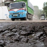 Kendaraan berat melintas di Jalan Harun Thohir, Gresik. foto: SYUHUD/ BANGSAONLINE