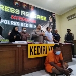 Kapolres Kediri Kota AKBP Wahyudi saat menggelar jumpa pers menghadirkan BS, tersangka perampokan di BPR Kota Kediri. Foto: Ist.