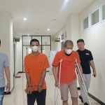 Dua tersangka narkoba AF dan AZM saat diamankan di Mapolres Gresik. Foto: Ist.