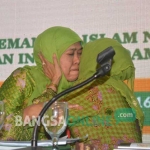 Khofifah dipeluk salah satu pimpinan sidang usai dinyatakan terpilih secara aklamasi sebagai Ketua Umum Muslimat periode 2016-2021. foto: BANGSAONLINE