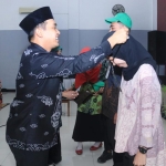 Wakil Wali Kota Pasuruan Adi Wibowo saat memasangkan ID card kepada petugas sensus pertanian.