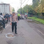 Petugas saat olah TKP di Jalan Raya Sawunggaling, lokasi meninggalnya 2 warga Mojokerto.