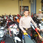 Kapolres Taufik bersama Kasatlantas Banyuwangi memamerkan 62 motor yang diamankan oleh Satlantas.