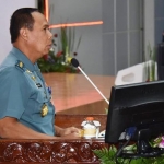 Wakasal Laksdya TNI Mintoro Yulianto sedang memberikan pembekalan kepada para Pati dan Pamen.