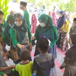 Suasana pembagian santunan kepada anak yatim dari Alumni SMPN 1 Pamekasan angkatan 1987.