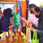 Ketua TP PKK Kabupaten Kediri Eriani Annisa Hanindhito (kanan) didampingi Bupati Kediri Hanindhito Himawan Pramana saat berada di salah satu stand. foto: ist.