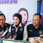 Ketua DPW Partai NasDem Jatim, Lita Machfud Arifin saat memberi keterangan kepada wartawan, didampingi Ketua DPD Partai Nasdem Kabupaten Kediri, Lutfi Mahmudiono (kanan). Foto: Muji Harjita/Bangsaonline.