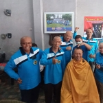 Alumni SMP 1 Kota Pasuruan angkatan 1987 saat foto bersama usai mencukur rambutnya dalam rangka merayakan terpilihnya Irjen Pol Teddy Minahasa Putra menjadi Kapolda Jatim.