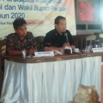 Gogot Cahyo Baskoro, Komisoner KPU Provinsi Jatim saat memberikan sambutan di acara temu media di Pacitan. foto: YUNIARDI SUTONDO/ BANGSAONLINE