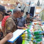 Petugas dari Diskopumdag Tuban bersama tim TPID saat melakukan pengecekan barang serta mamin yang berada di Swalayan Samudra dan Swalayan Bravo.