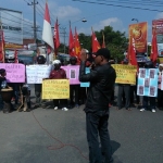 Massa yang melakukan aksi demo di Kota Blitar.